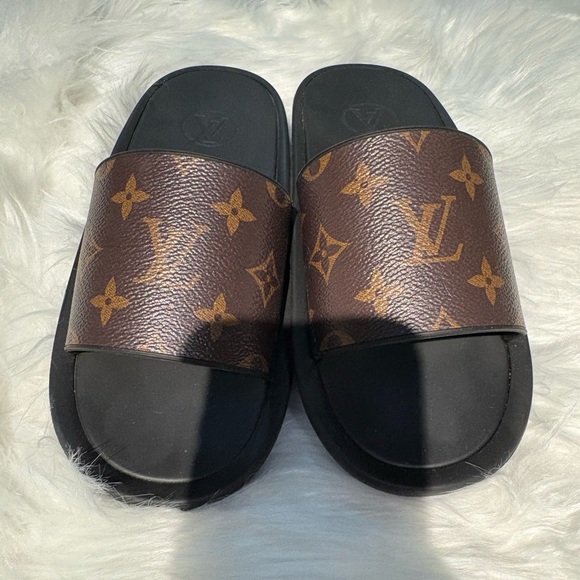 Louis Vuitton Sunbath mule slide. 
Wore a few times only. - Picture 2 of 4
